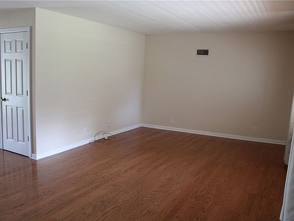 5th image of 907 N Broadway St