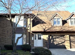 28 Queens Ct #28, Westchester, IL 60154