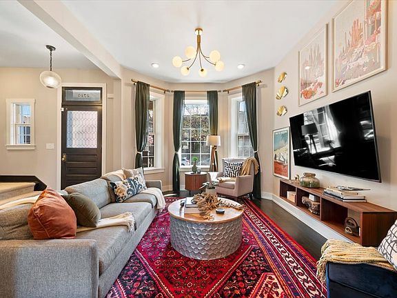 5th image of 2710 N Sacramento Ave