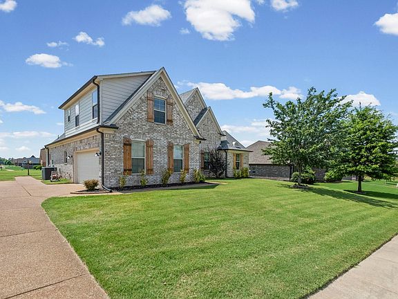 2nd image of 425 Oakridge Dr