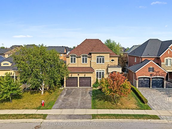 2nd image of 31 Fontainebleu Rd