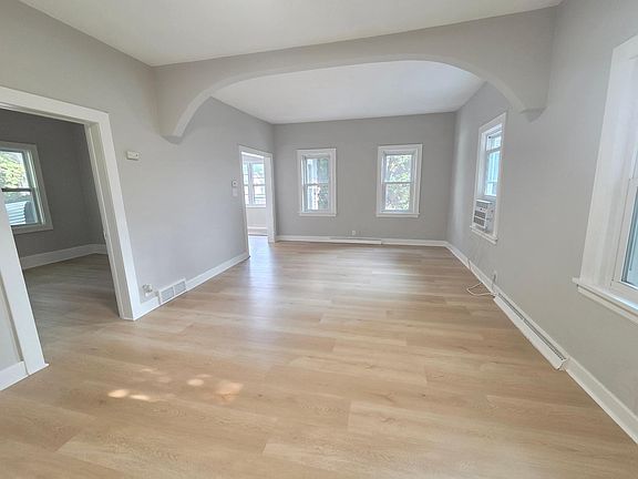 2nd image of 712 Maple St W