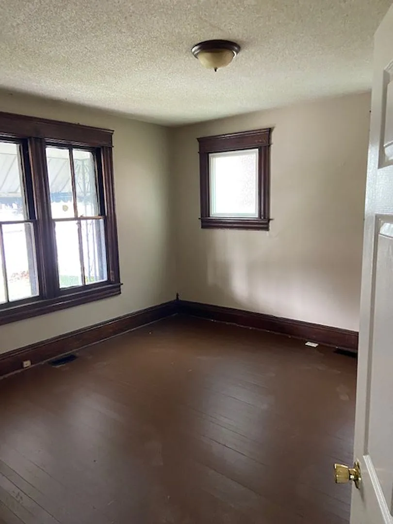1206 Lynn St — Photo 2