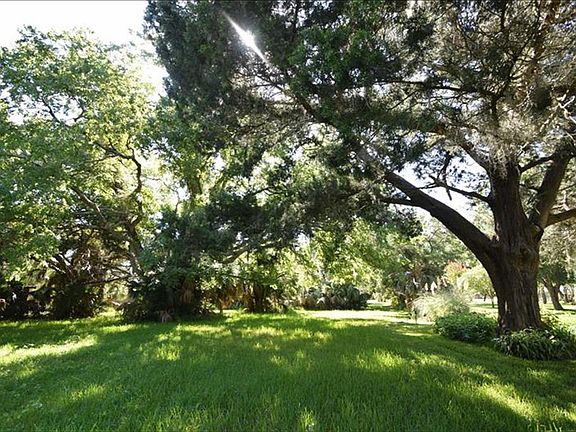 4th image of 9765 Heckscher Dr