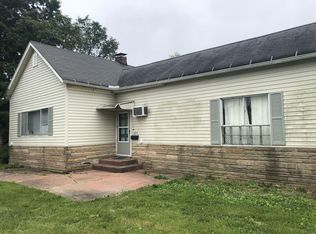 404 E Henry St, Staunton, IL 62088