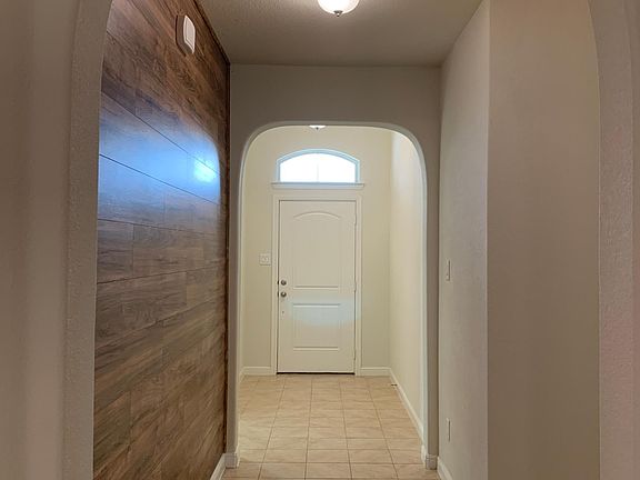 3rd image of 909 Cushing Dr