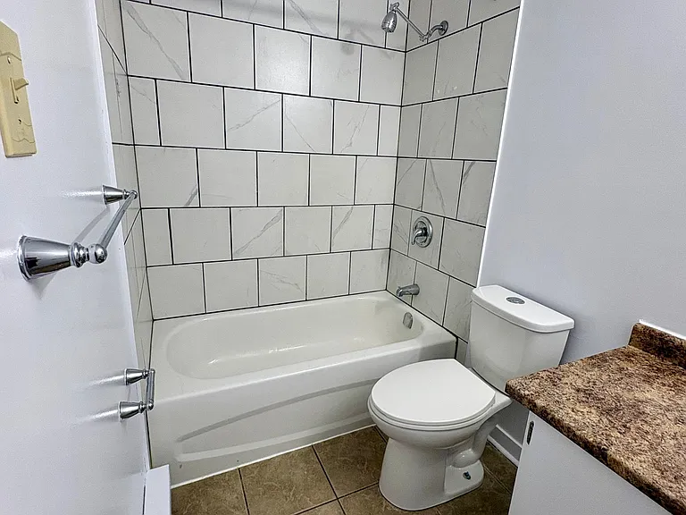 645 Glengarry Blvd — Photo 2