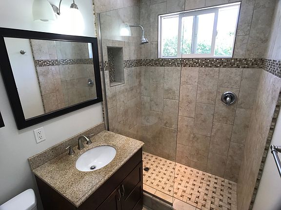 3rd image of 998 Pine Ave #0