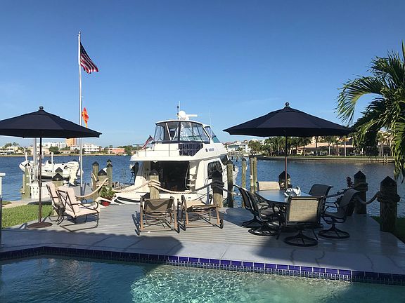 Wide water views to watch tubing and skiing right from the livingroom