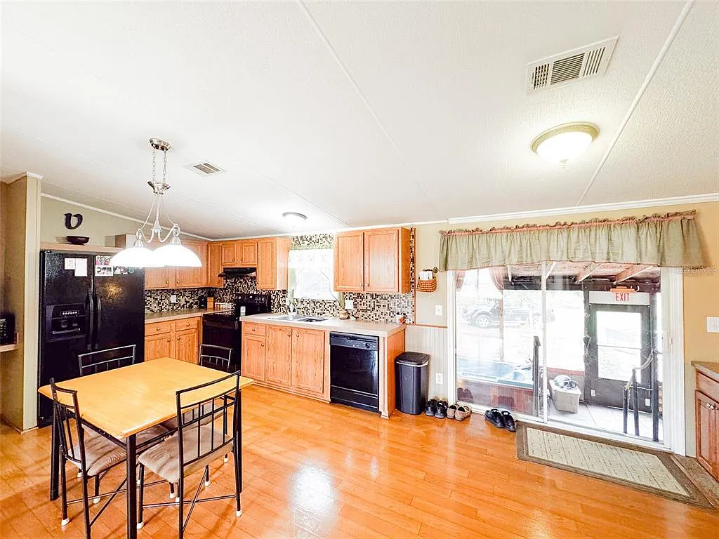 3 bed, 2.0 bath, 1620 sqft, $2,250 — Photo 4