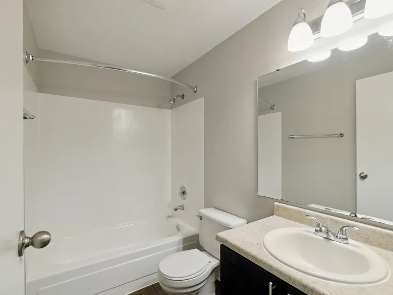 Spinnaker Apartments — Photo 20