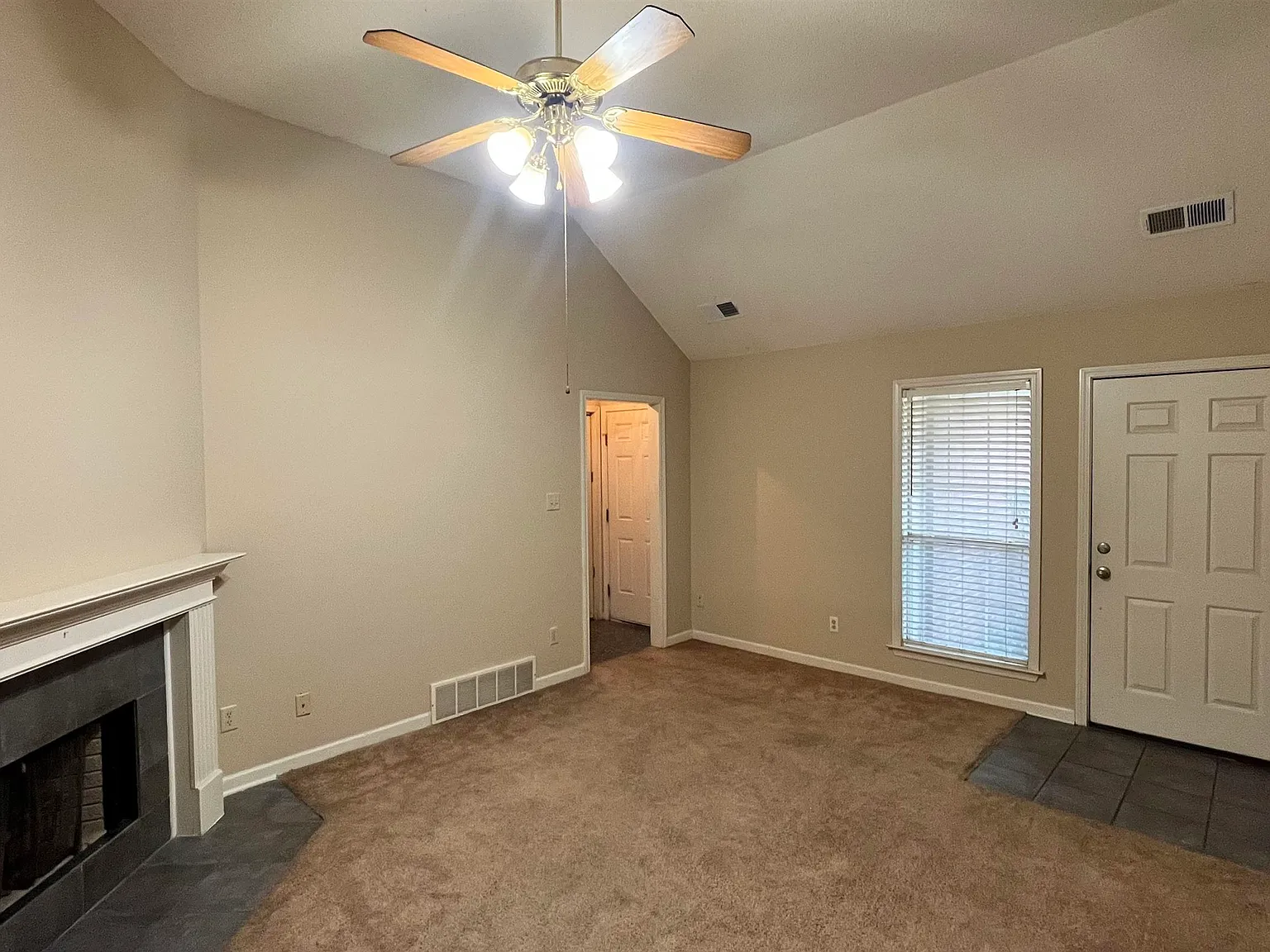 3 bed, 2.0 bath, 1273 sqft, $1,650 — Photo 3