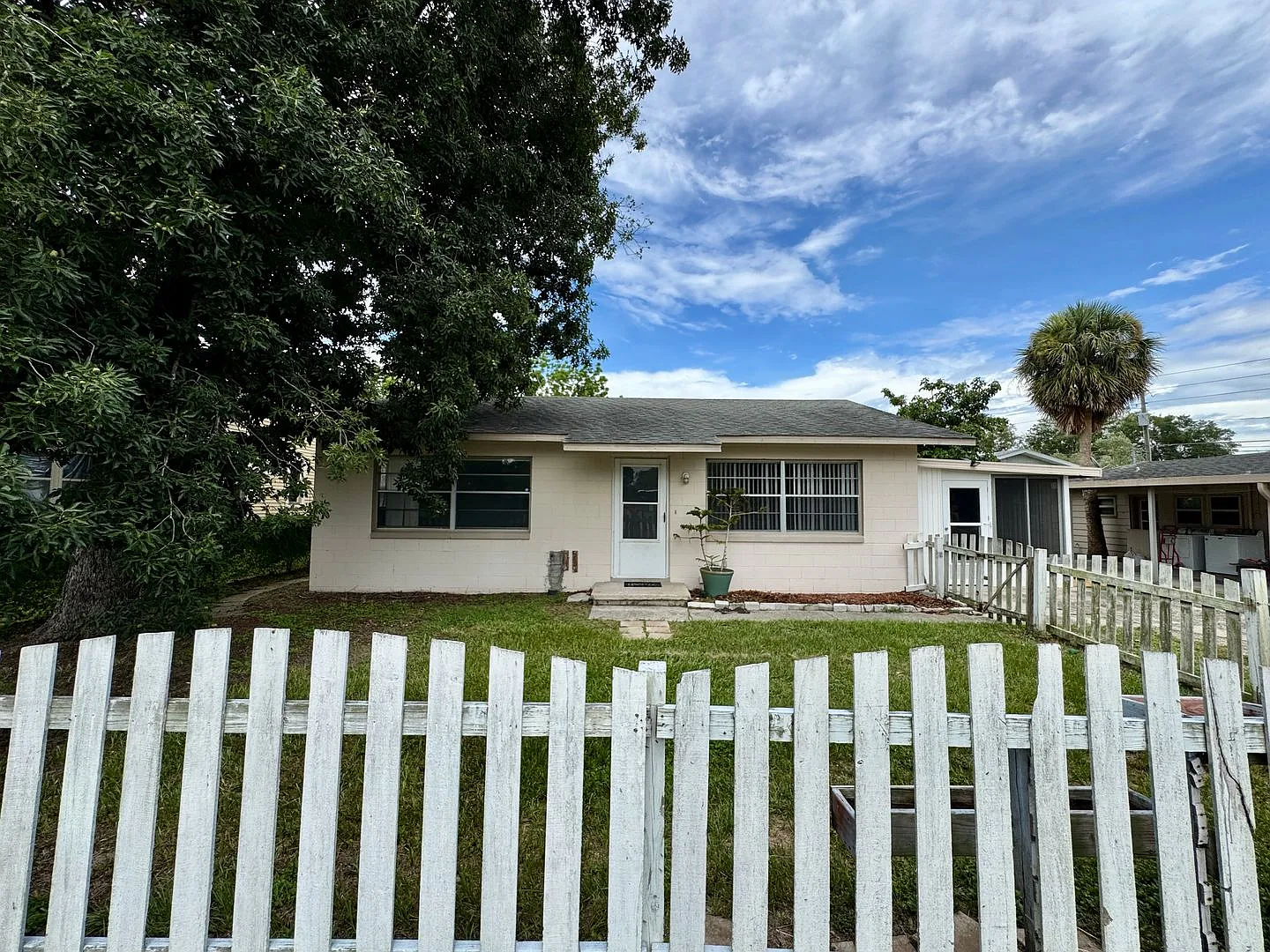 Coming Soon! Charming 2 Bedroom, 1 Bathroom Home Minutes From Downtown Tavares! — Photo 1