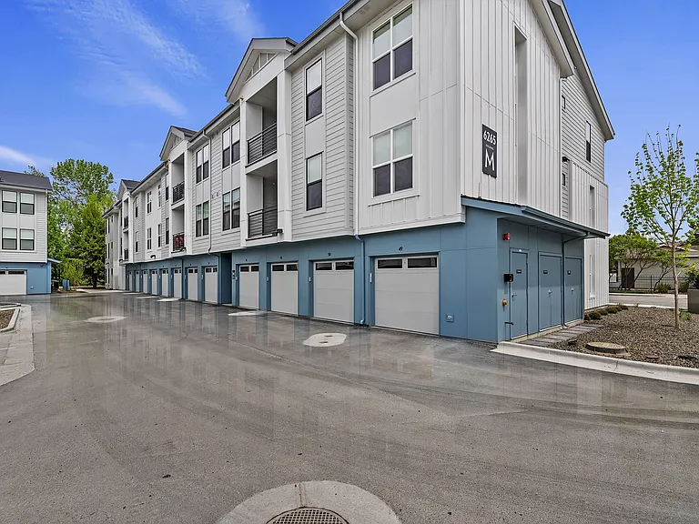River Pointe Apartments — Photo 24