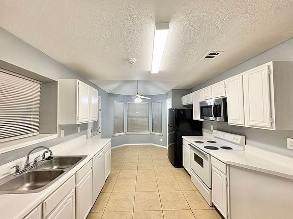 4th image of 2211 Woodland Oaks Dr