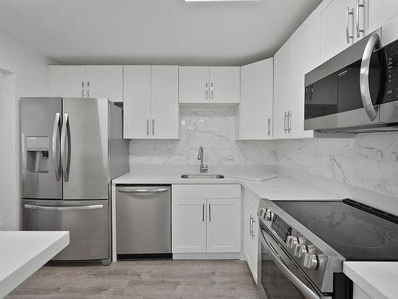 2nd image of 2751 Taft Street #401