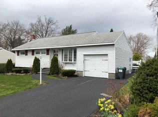 19 Chateau Ct, Loudonville, NY 12211