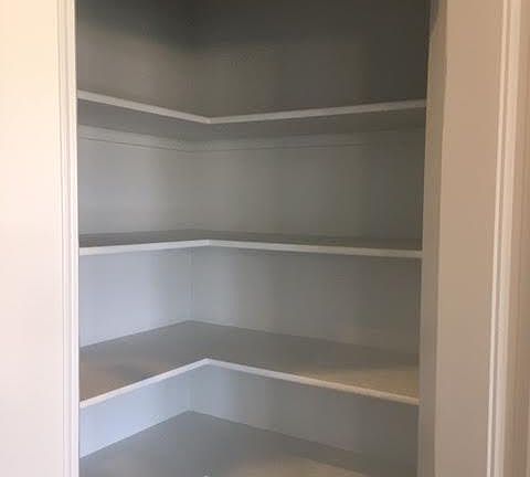 Spacious corner pantry!