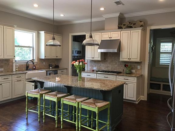 Kitchen with large island