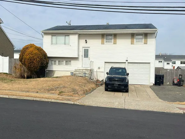 57 Kansas Ave, Bay Shore, NY 11706