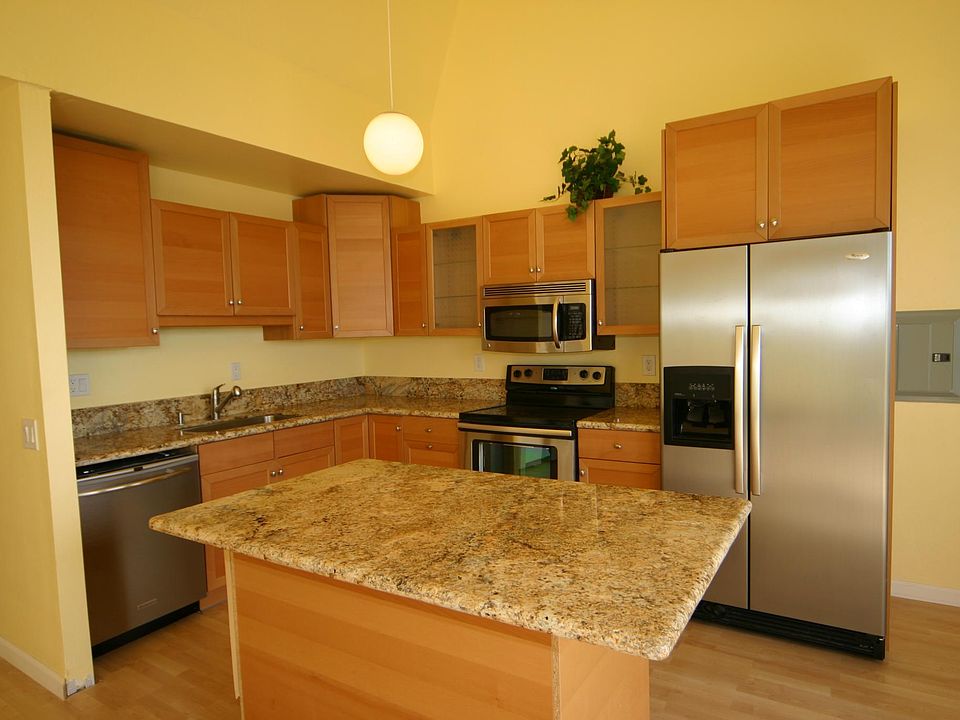 Kitchen, full stainless steel appliances, ice/water filter maker. Large refrigerator, microwave