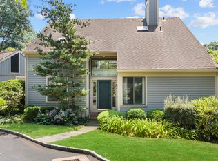520 W Lyon Farm Dr UNIT 520, Greenwich, CT 06831