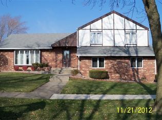 300 Queen Eleanor Dr, Schererville, IN 46375
