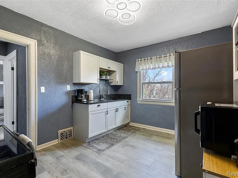 512 Westminster St — Photo 18