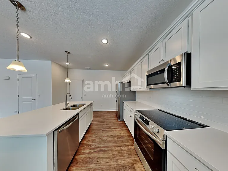 886 Castor Dr — Photo 3