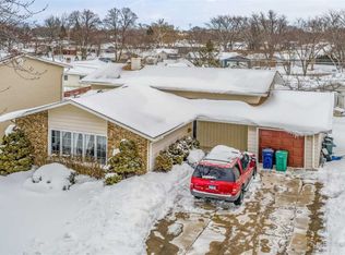 1093 S Finley Rd, Lombard, IL 60148