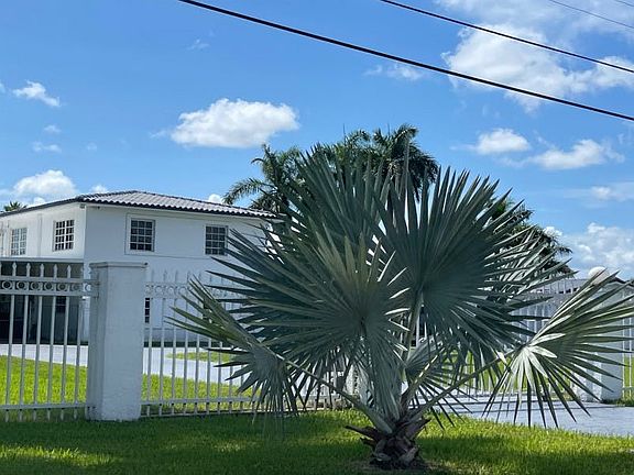 3rd image of 510 N Biscayne River Dr