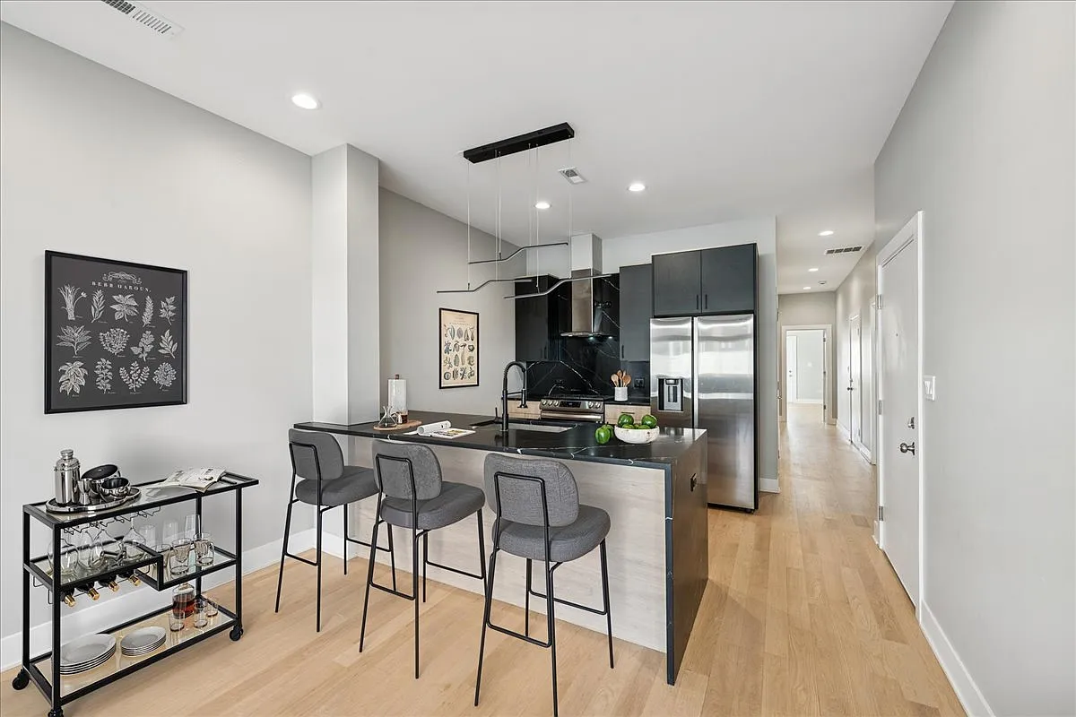2 bed, 1400 sqft, $4,200 — Photo 3