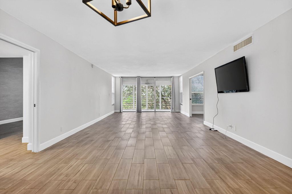 545 Oaks Lane #409, photo 8