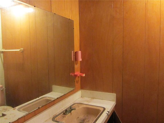3rd image of 2104 Redfern Dr