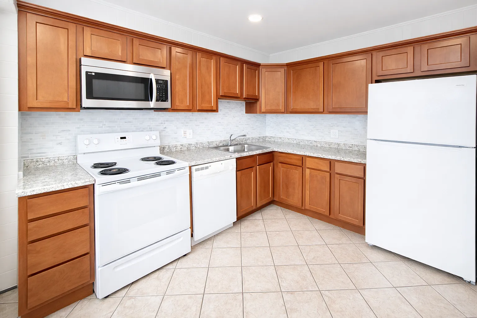 Kamin Apartments — Photo 4
