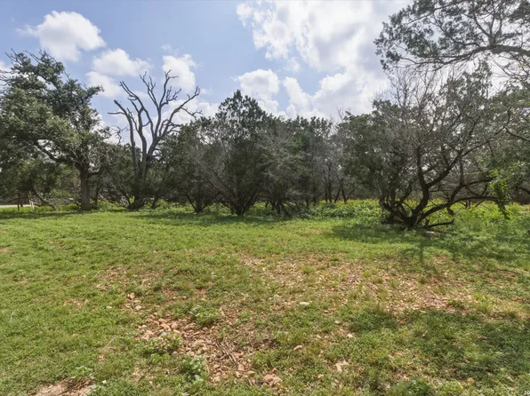 256 NAKOMIS DR, Bandera, TX 78003