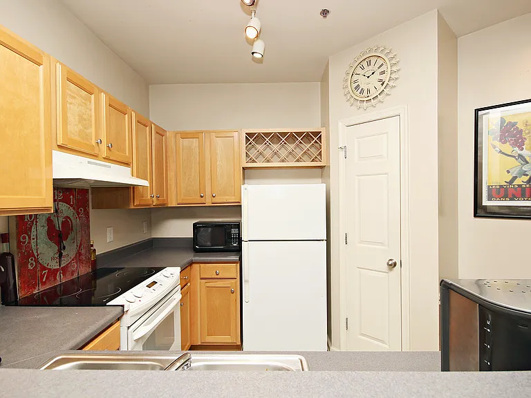 300 Riverbend Dr #4B — Photo 6