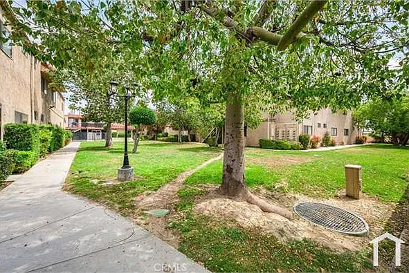 2421 W Acacia Ave — Photo 2