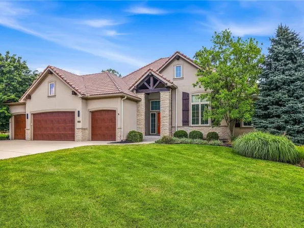 6119 Southlake Dr, Parkville, MO 64152