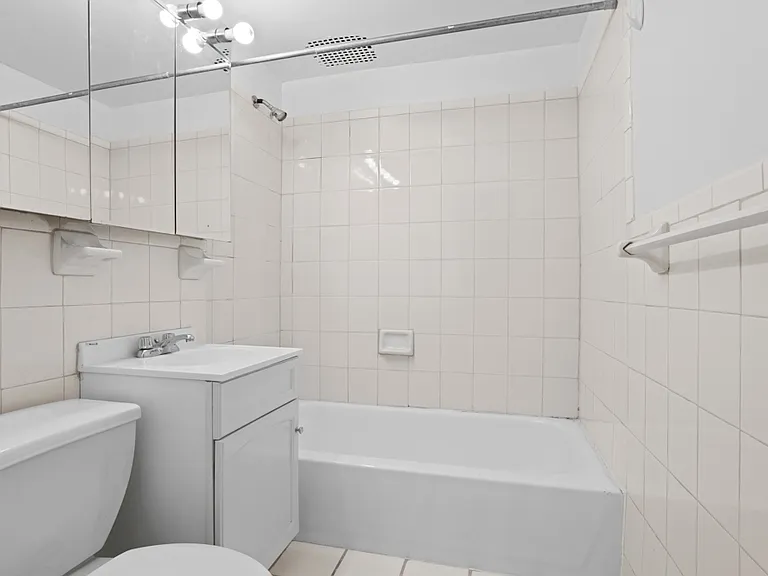 321 E 69th St #1G — Photo 3