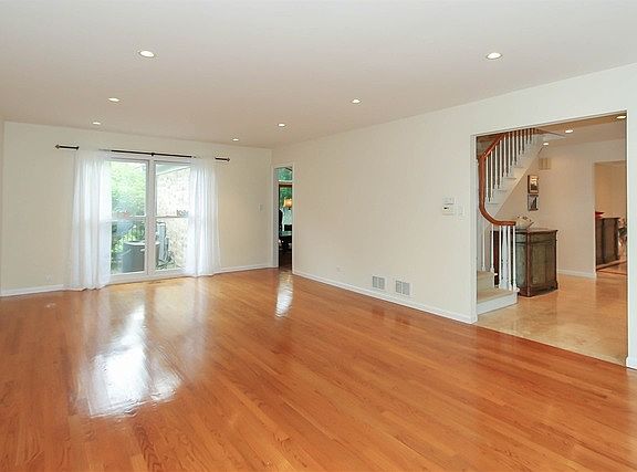 3rd image of 2224 White Oak Dr