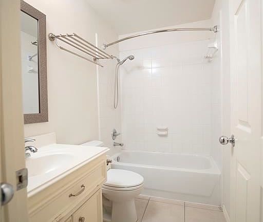 5th image of 922 W Heights Hollow Ln