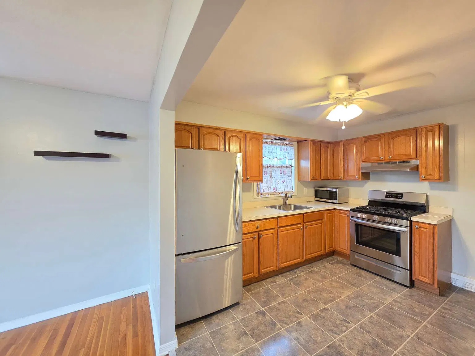 3 bed, 864 sqft, $3,600 — Photo 1