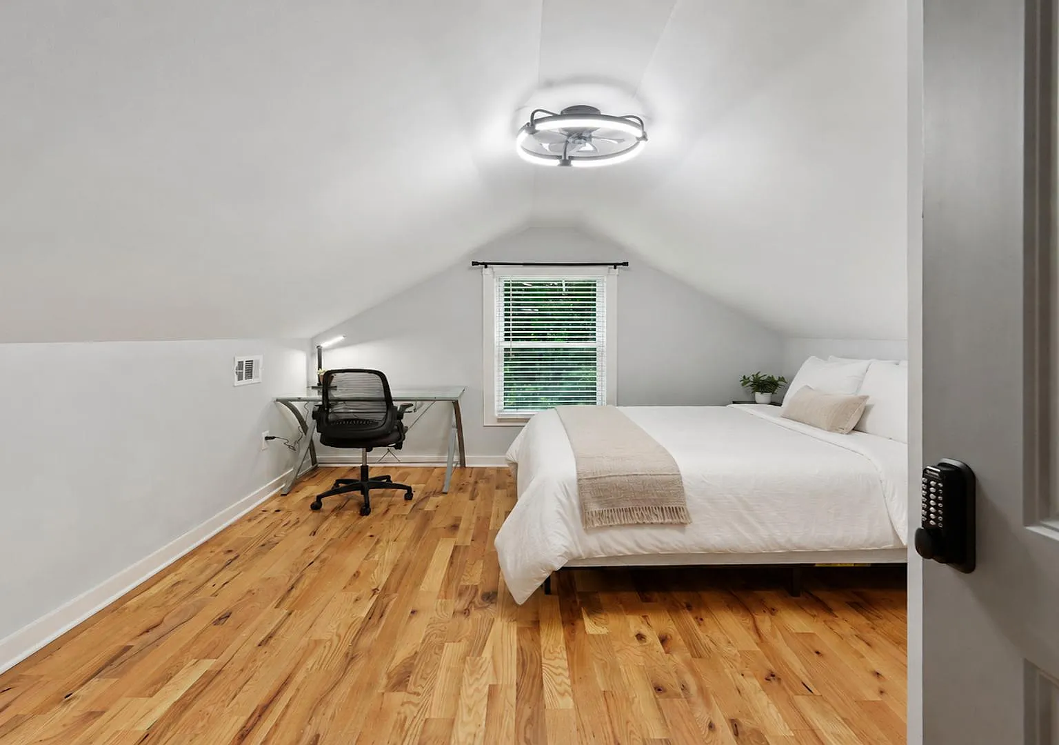 4 bed, 4.0 bath, 2956 sqft, $866 — Photo 1