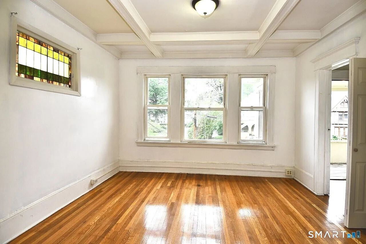 3 bed, 1.0 bath, 1200 sqft, $2,250 — Photo 2