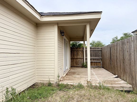 3rd image of 2601 Idlewilde Dr