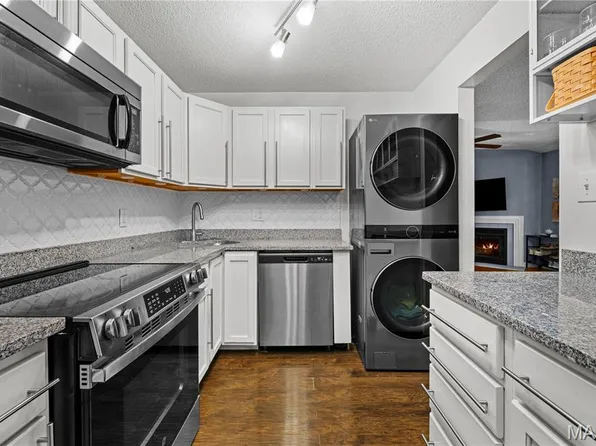 9125 N Swan Cir, Saint Louis, MO 63144