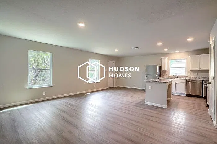 3 bed, 2.0 bath, 1298 sqft, $1,349 — Photo 3