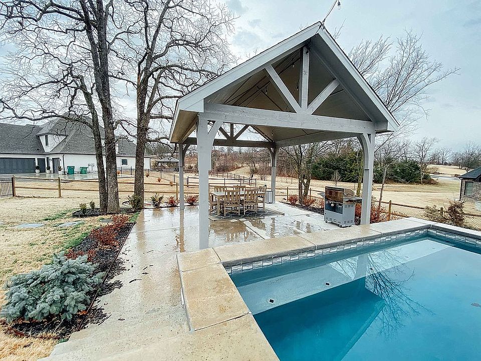 Large entertaining pergola 