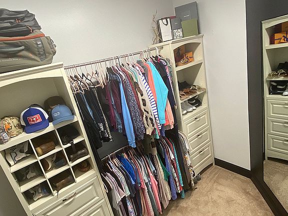 Master closet (photo 1/2)